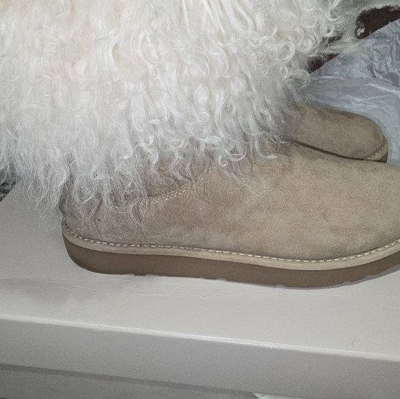 UGG Women Boots - Picture 5 of 6